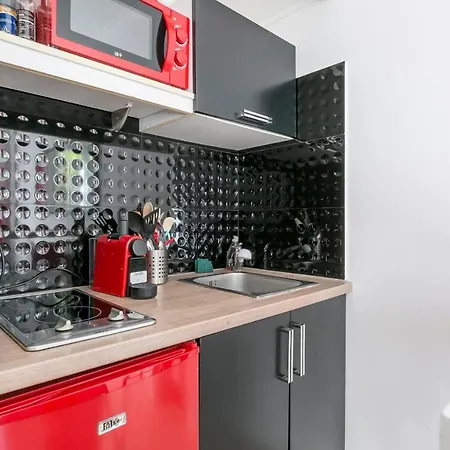 Apartment Quiet Std Near Center Of By Guestready *
